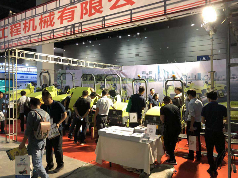 山東思拓瑞克工程機械有限公司參加無(wú)錫建機展會(huì )交流溝通并獲獎留念