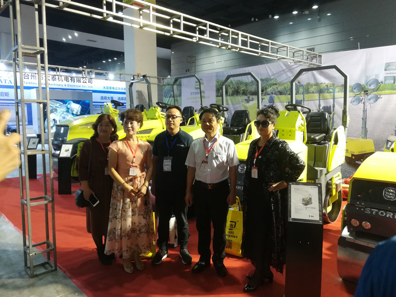 山東思拓瑞克工程機械有限公司參加無(wú)錫建機展會(huì )交流溝通并獲獎留念