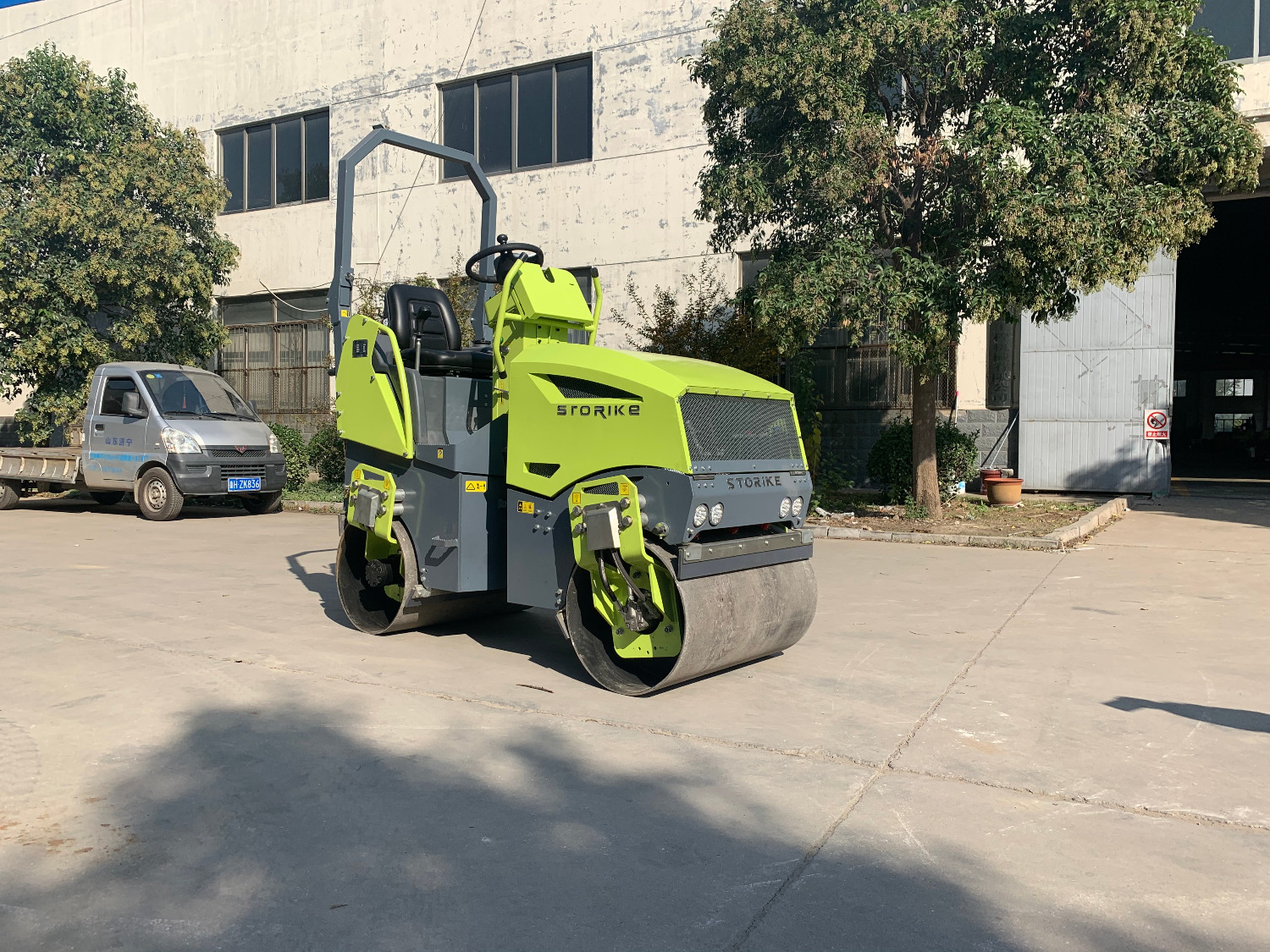 壓路機在大灣區建設施工過(guò)程中對瀝青路面進(jìn)行壓實(shí)作業(yè)時(shí)應注意哪些？