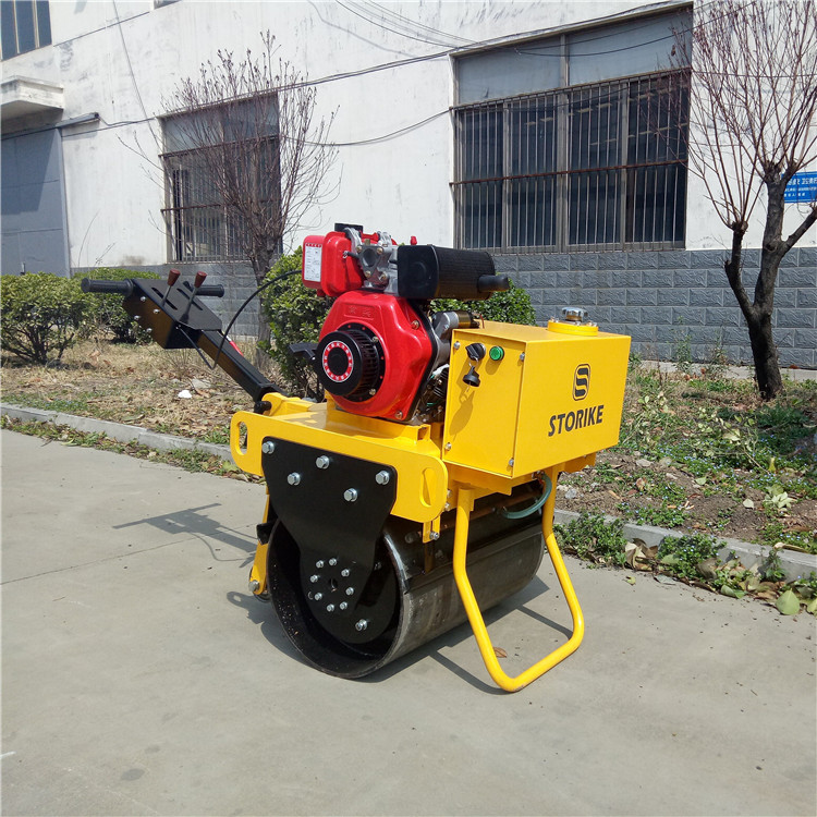 單鋼輪小型壓路機雨天是如何進(jìn)行施工作業(yè)的？
