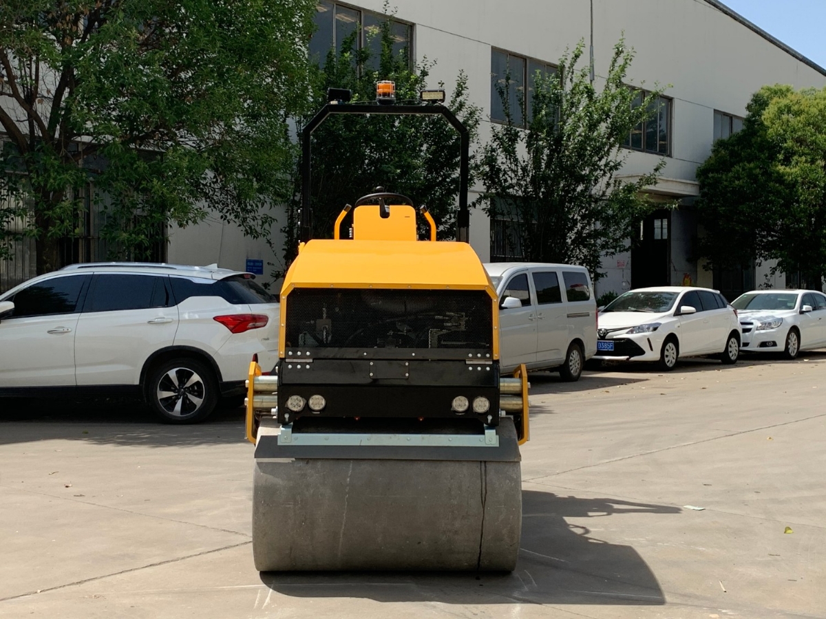 小型壓路機的啟動(dòng)步驟