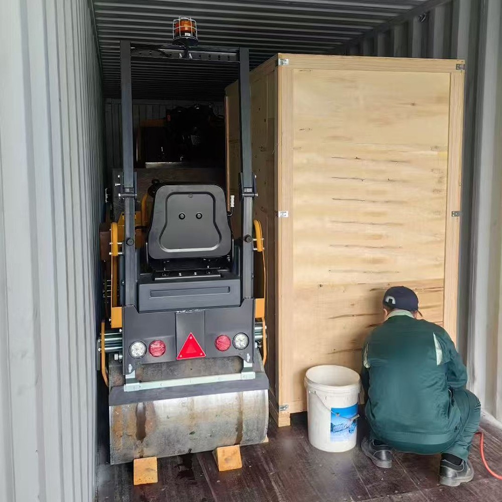 山東思拓瑞克公司8臺雙鋼輪座駕壓路機出口德國首都柏林市